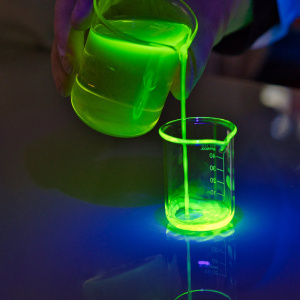Fluorescein: Leckortung mit fluoreszierendem Farbstoff | FluoTechnik
